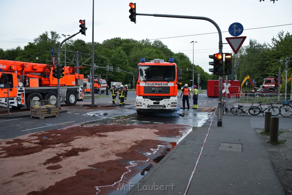 TLF 4 umgestuerzt Koeln Bocklemuend Ollenhauer Ring Militaerringstr P183.JPG - Miklos Laubert